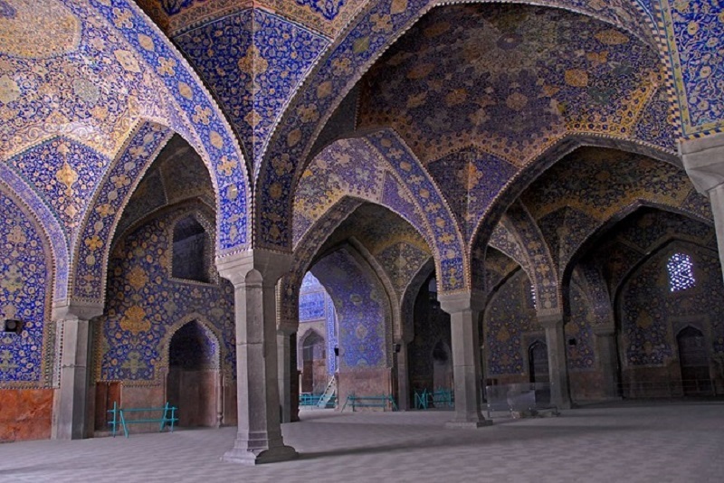 ستون های سنگی و طاق های قوسی شبستان مسجد جامع اصفهان