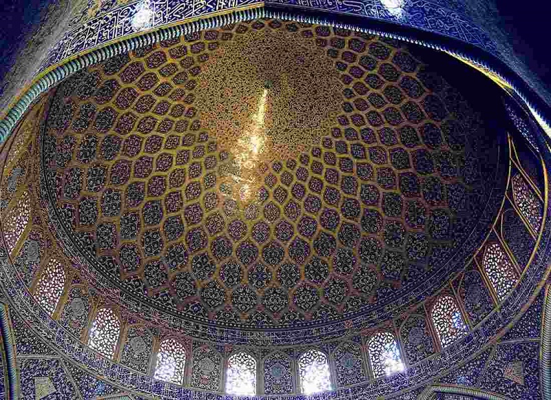 گنبد هندسی آبی و طلایی قدیمی ترین مسجد اصفهان
