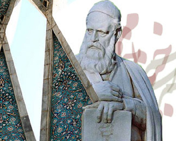 مجسمه سنگی مردی ریش دار کنار کاشی کاری های طرح دار