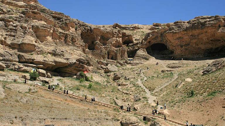 غار کرفتو کردستان؛ راهنمای کامل بازدید از غار صخره ای دوران ماد