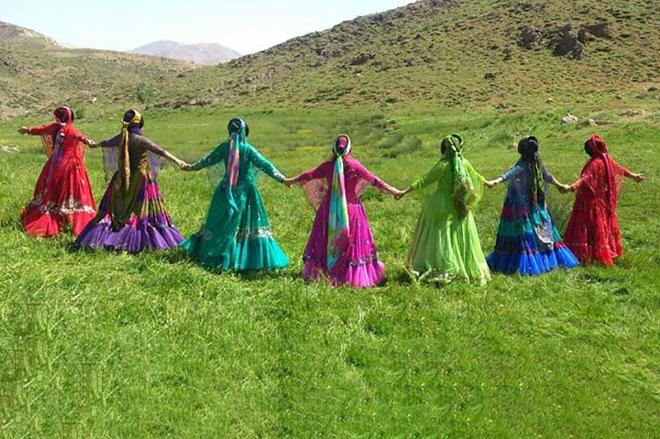 لباس سنتی زنان عشایر قشقایی با نماد های رنگی چه رازی دارد؟