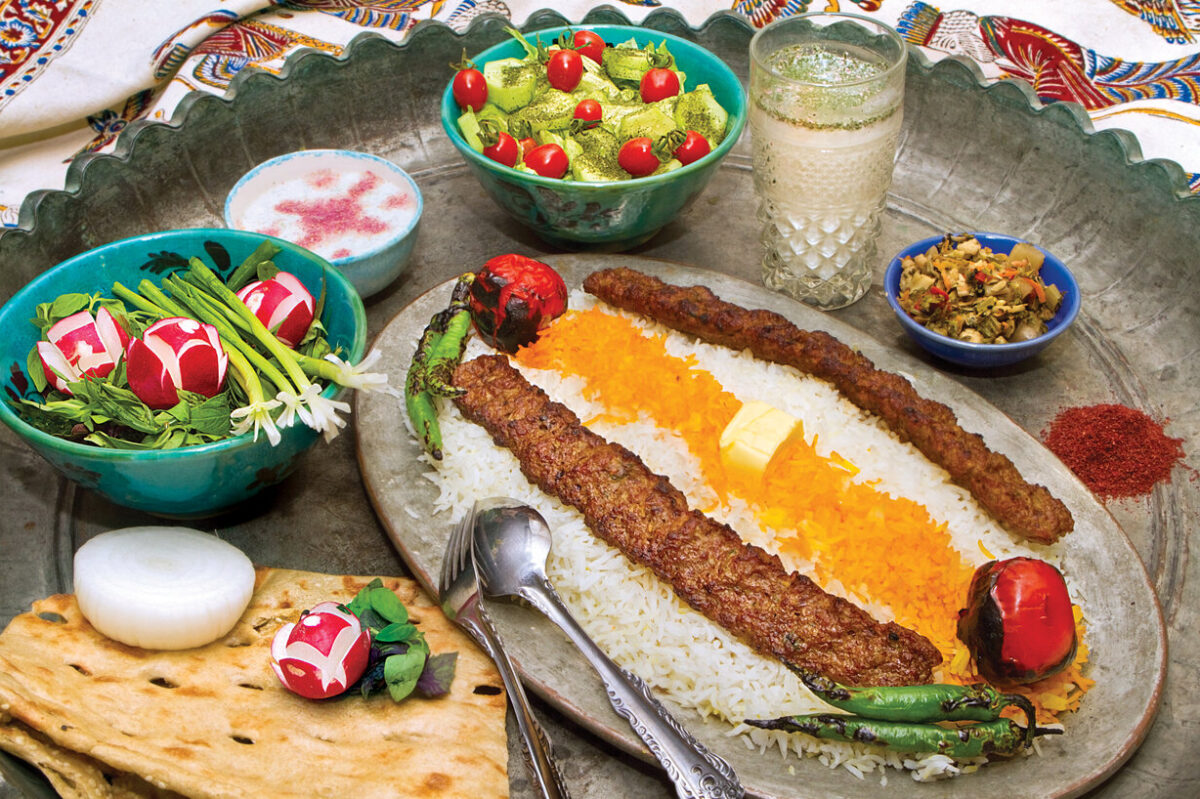 کباب کوبیده خانگی؛ مواد لازم و روش تهیه مایه بدون ریزش کباب کوبیده خانگی با برنج، نان، ماست و مخلفات رنگارنگ