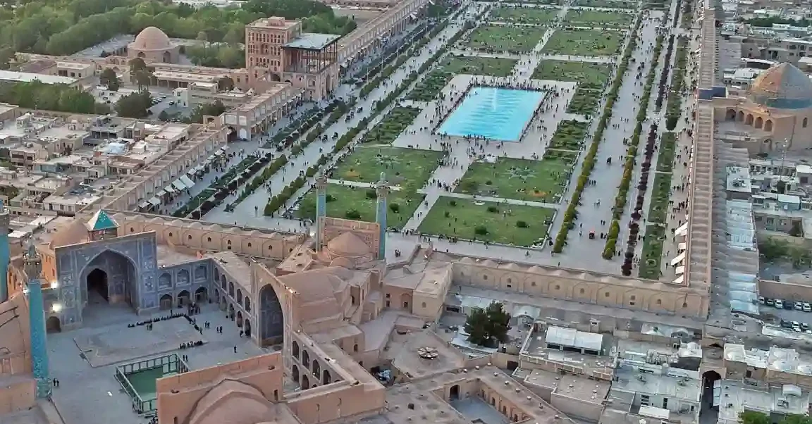 میدان آزادی تهران؛ پیشینه، بخش ها و دیدنی های برج میدان آزادی اصفهان را با کدام میدان تهران اشتباه نگیریم