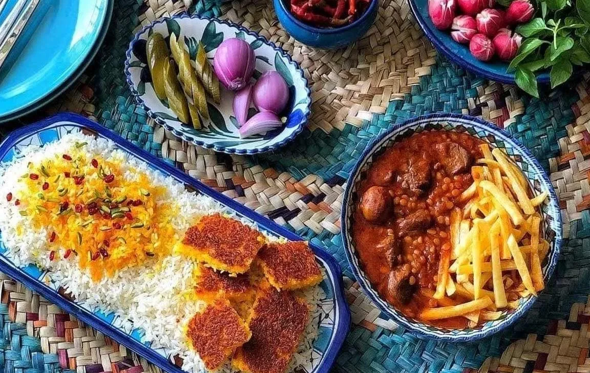 طرز تهیه قیمه مجلسی و نذری؛ از آماده سازی تا سرو سفره پذیرایی قیمه و برنج برای طرز تهیه قیمه مجلسی برای 10 نفر