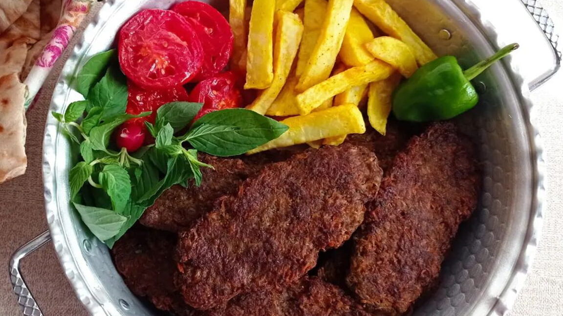 طرز تهیه کتلت گوشت و سیب زمینی؛ آموزش کتلت رستورانی کتلت های سرخ شده در سینی فلزی، طرز تهیه کتلت رستورانی با گوشت چرخ کرده