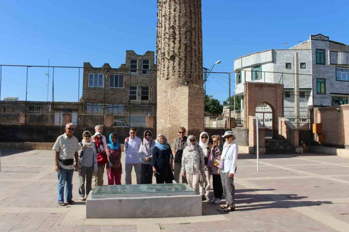 شمس تبریز؛ زندگی، سیر و سلوک و دیدار با مولانا گردشگران کنار برج آجری تربت شمس تبریزی