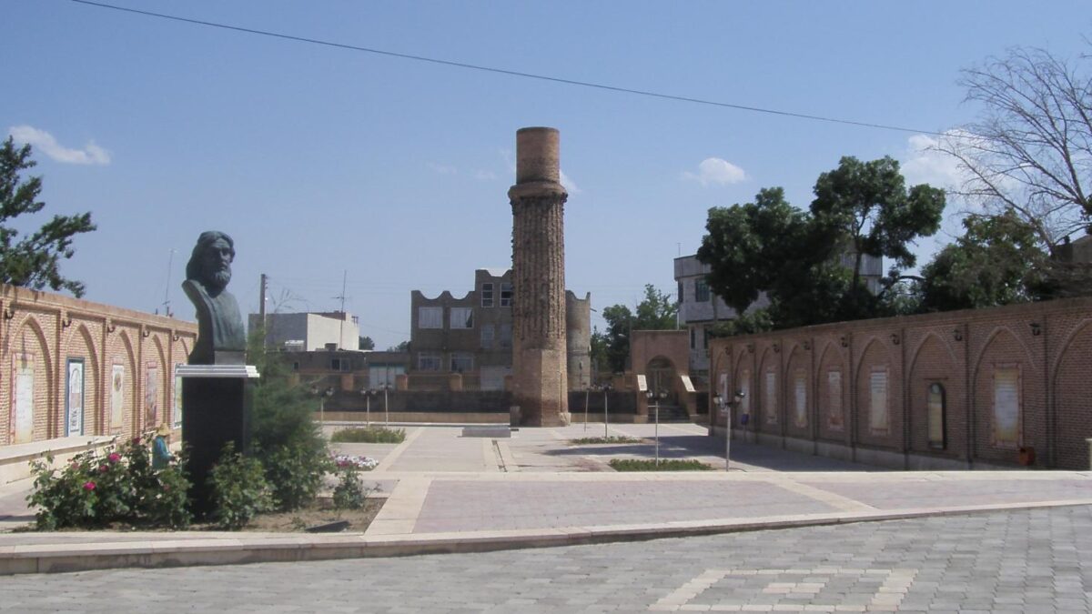 حیاط سنگ فرش شده، مناره آجری و تندیس شمس تبریز